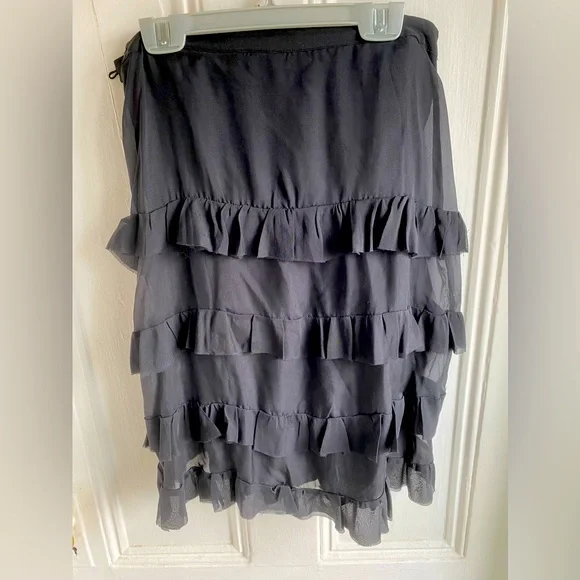 Twenty8Twelve Amelia black silk ruffle skirt.
Size 4 - Picture 3 of 7